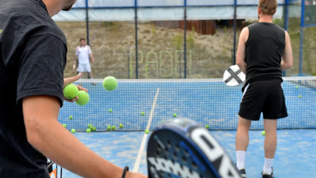 Ballsportart Padel: ARCHIV - Mischung aus Tennis und Squash: Padel wird in einer Art Käfig gespielt, dessen Wände aus Glas oder Drahtgitter bestehen. (zu dpa: «Tennis mal anders: Was Sie über Padel wissen sollten») Foto: Britta Pedersen/dpa-Zentralbild/dpa-tmn - Honorarfrei nur für Bezieher des dpa-Themendienstes +++ dpa-Themendienst +++