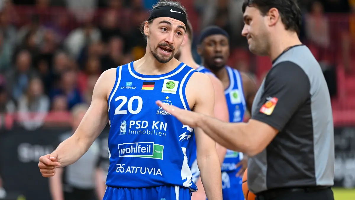 GER, Tigers Tuebingen vs. PS Karlsruhe Lions, Basketball, Herren, Pro A, Saison 24/25, 08.11.2024: Julian Albus (PS Karlsruhe Lions, #20) diskutiert mit dem Schiedsrichter
GER, Tigers Tuebingen vs. PS Karlsruhe Lions, Basketball, Herren, Pro A, Saison 24/25, 08.11.2024
Foto: Eibner-Pressefoto/Nicolas Woern