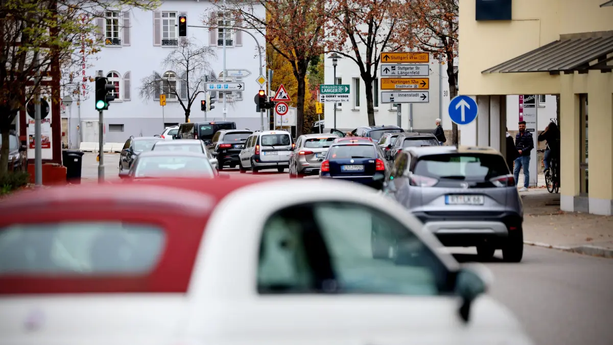 In der Wilhelmstraße staut sich der Verkehr.