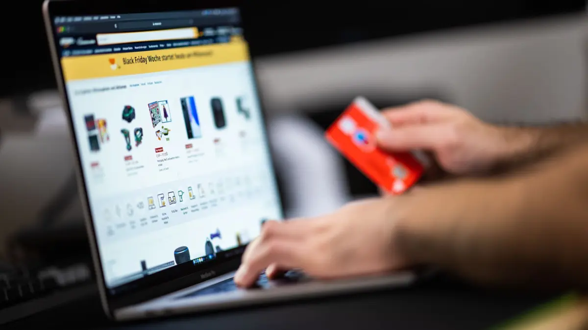 Mann schaut sich Black-Friday-Angebote auf dem Laptop an