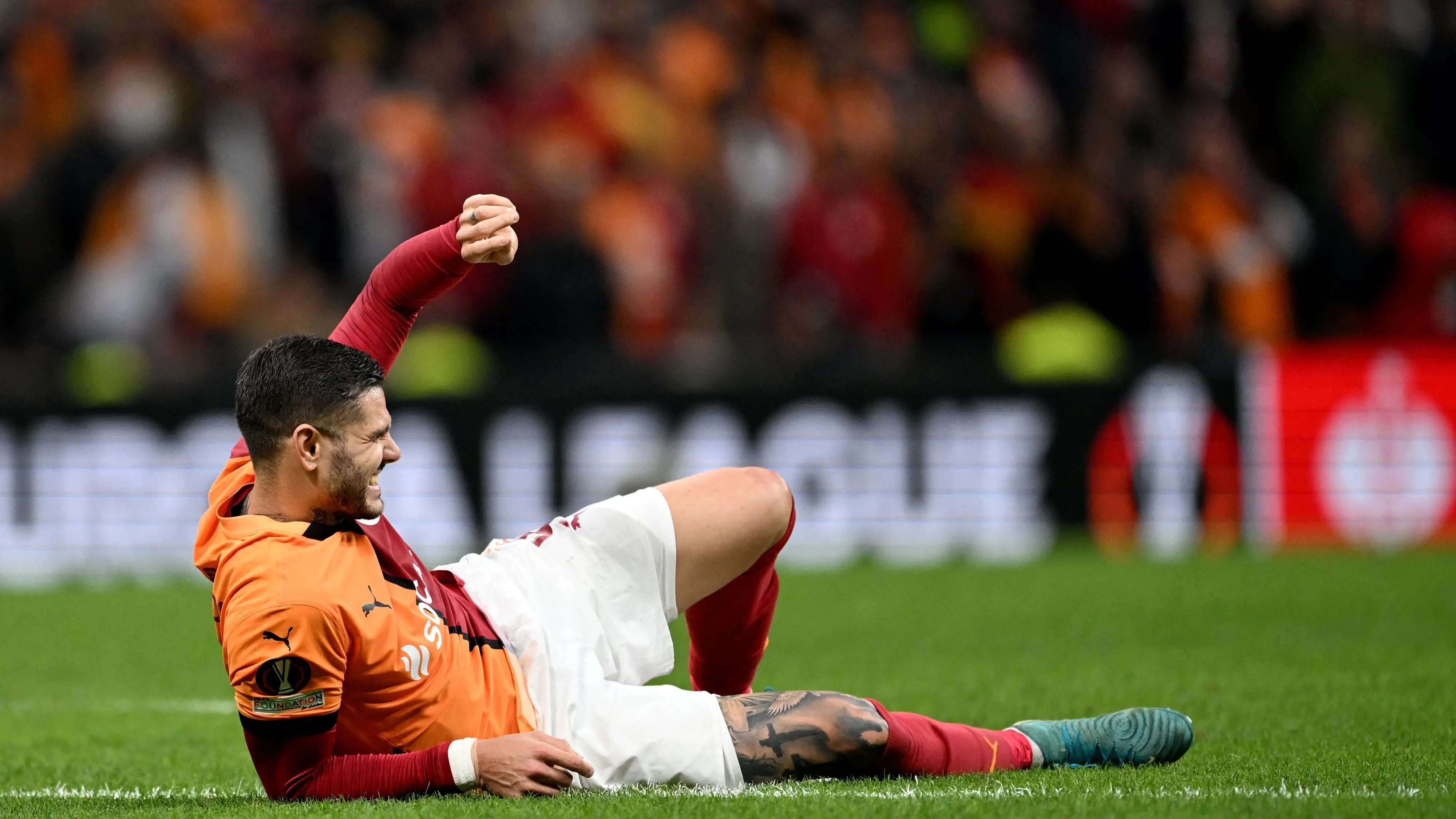 Galatasaray's Argentine forward #09 Mauro Icardi reacts after an injury during the UEFA Europa League, League phase - Matchday 4, football match between Galatasaray and Tottenham at the Ali Sami Yen Spor Kompleksi in Istanbul on November 7, 2024. Galatasaray's Argentinian striker Mauro Icardi suffered a cruciate ligament rupture after coming off injured during the Turks' 3-2 win over Tottenham in the Europa League, his club announced on Friday. (Photo by Ozan KOSE / AFP)