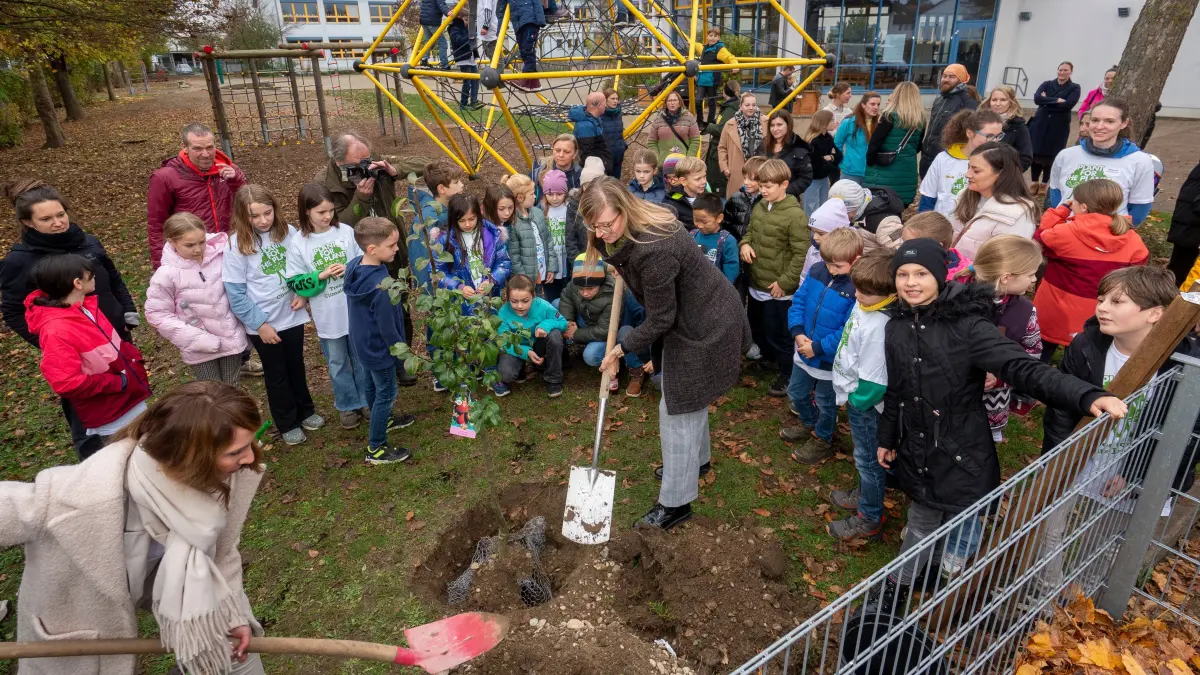 Grundschule Pfuhl; symbolische Baumpflanzung mit Oberbürgermeisterin Katrin Albsteiger; 1. Jugend-Akademie von Einstein-Marathon und Plant-for-the-Planet