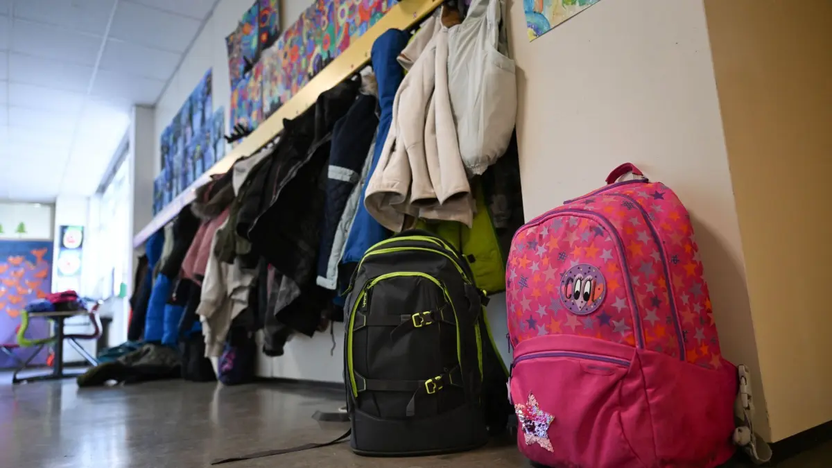 Grundschule: ARCHIV - 22.03.2024, Baden-Württemberg, Stuttgart: In einer Grundschule stehen auf einem Gang vor den Klassenzimmern Schulranzen. (zu dpa: «Lehrergewerkschaft: Vieles bei Ganztagsbetreuung noch unklar») Foto: Bernd Weißbrod/dpa +++ dpa-Bildfunk +++