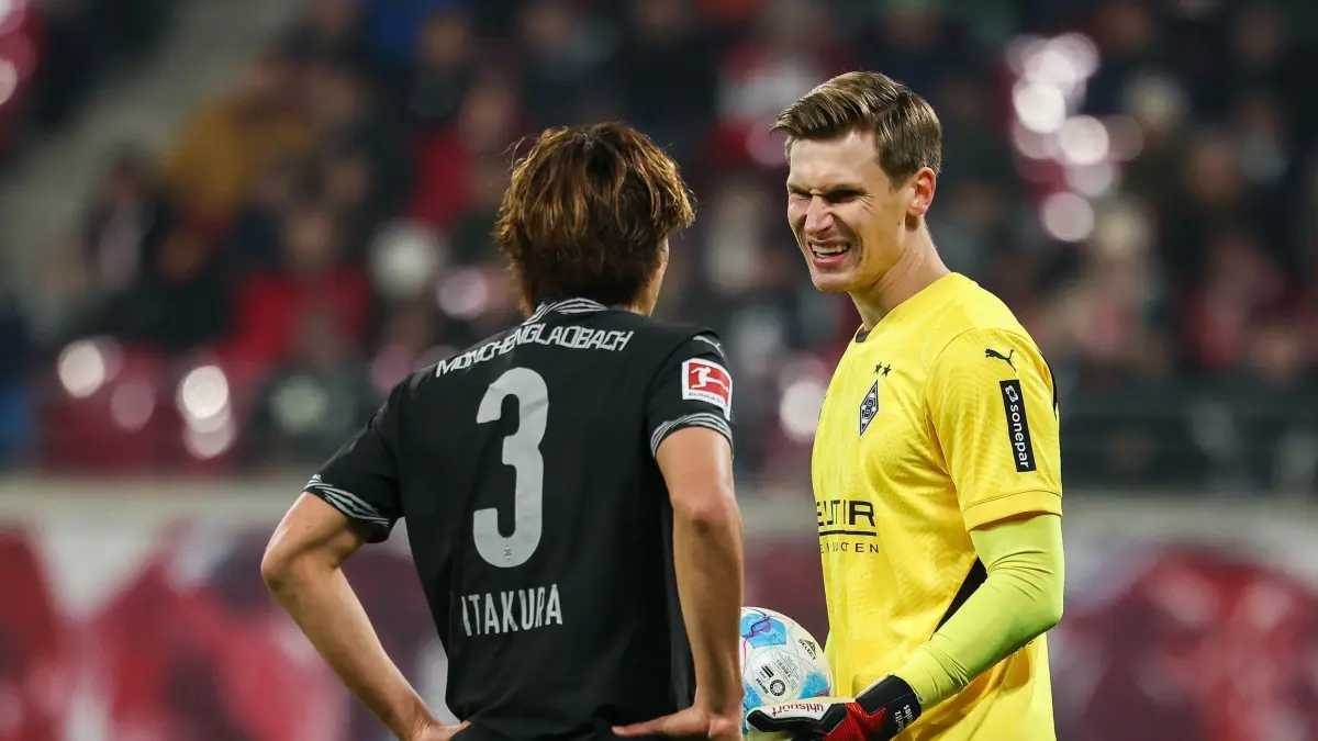 RB Leipzig - Borussia Mönchengladbach: 09.11.2024, Sachsen, Leipzig: Fußball: Bundesliga, RB Leipzig - Borussia Mönchengladbach, 10. Spieltag in der Red Bull Arena. Gladbachs Torwart Moritz Nicolas und Ko Itakura sprechen miteinander. Foto: Jan Woitas/dpa - WICHTIGER HINWEIS: Gemäß den Vorgaben der DFL Deutsche Fußball Liga bzw. des DFB Deutscher Fußball-Bund ist es untersagt, in dem Stadion und/oder vom Spiel angefertigte Fotoaufnahmen in Form von Sequenzbildern und/oder videoähnlichen Fotostrecken zu verwerten bzw. verwerten zu lassen. +++ dpa-Bildfunk +++