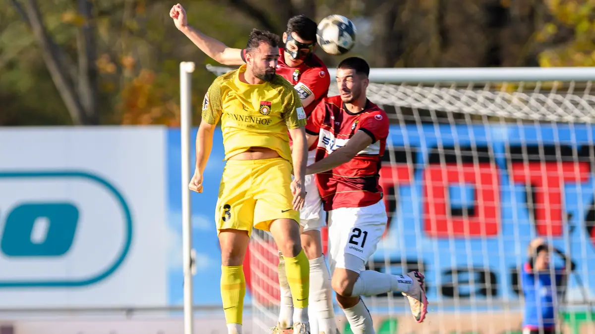 TSG-Kapitän Matthias Schmitz, hier im Kopfballduell, spielte mit Gesichtsmaske. Balingen musste sich im Topspiel der Fußball-Oberliga der SG Sonnehof Großaspach mit 1:6 geschlagen geben.