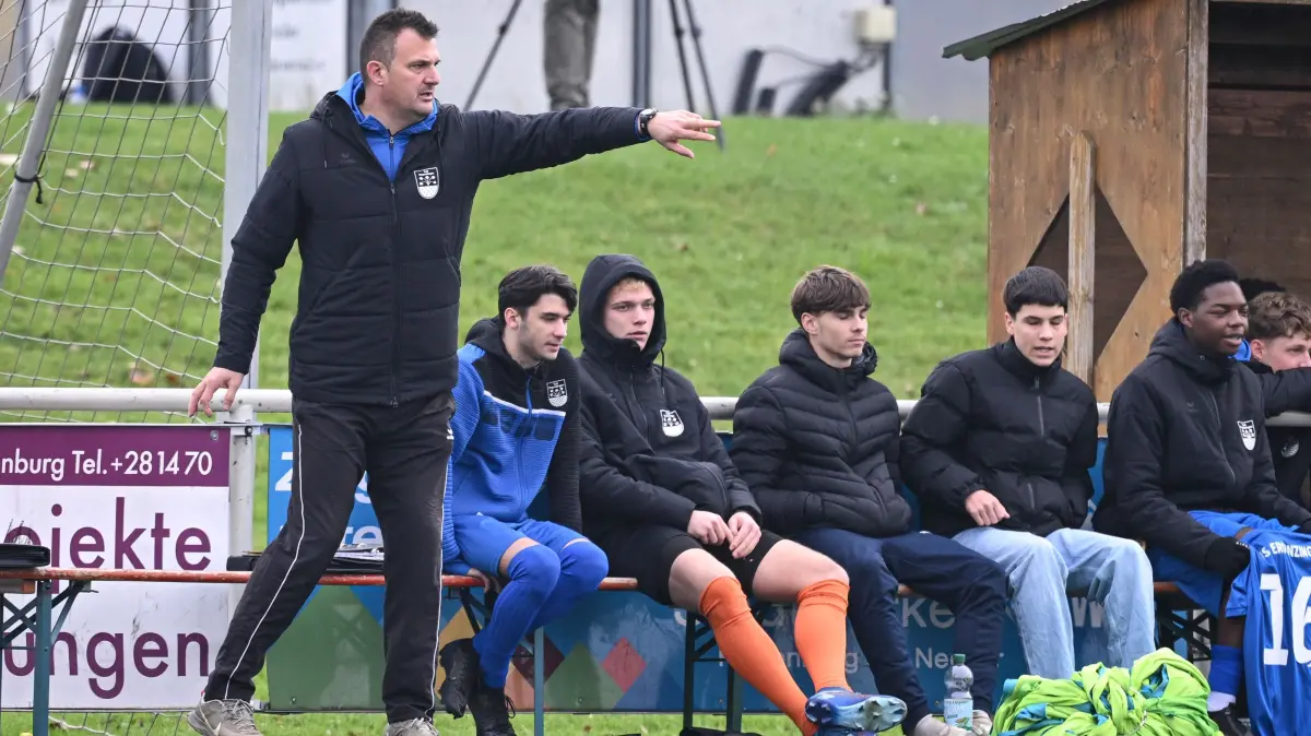 Fussball A - Junioren Oberliga 24/25: TuS Ergenzingen - SGV Freiberg : Fussball A - Junioren Oberliga 2024/2025 09.11.2024
TuS Ergenzingen - SGV Freiberg
Trainer Alexander Schreiner (TuS Ergenzingen)
FOTO: Pressefoto ULMER / Markus Ulmer
xxNOxMODELxRELEASExx