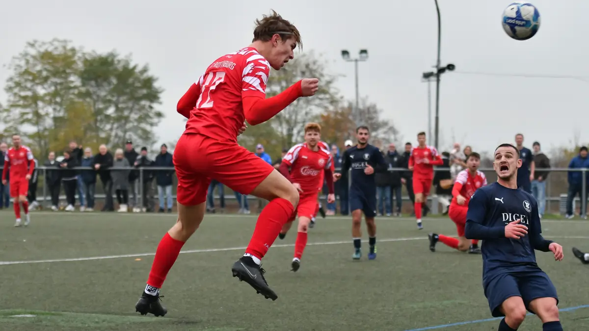 FC Rottenburg vs. VfL Nagold, Fussball, Landesliga 3 Wuerttemberg, 13. Spieltag, Saison 2024/2025, 10.11.2024,: Jakob Bader (FC Rottenburg, #12) erzielt das 2:2 per Kopf
FC Rottenburg vs. VfL Nagold, Fussball, Landesliga 3 Wuerttemberg, 13. Spieltag, Saison 2024/2025, 10.11.2024,
Foto: Eibner-Pressefoto/Ralph Kunze