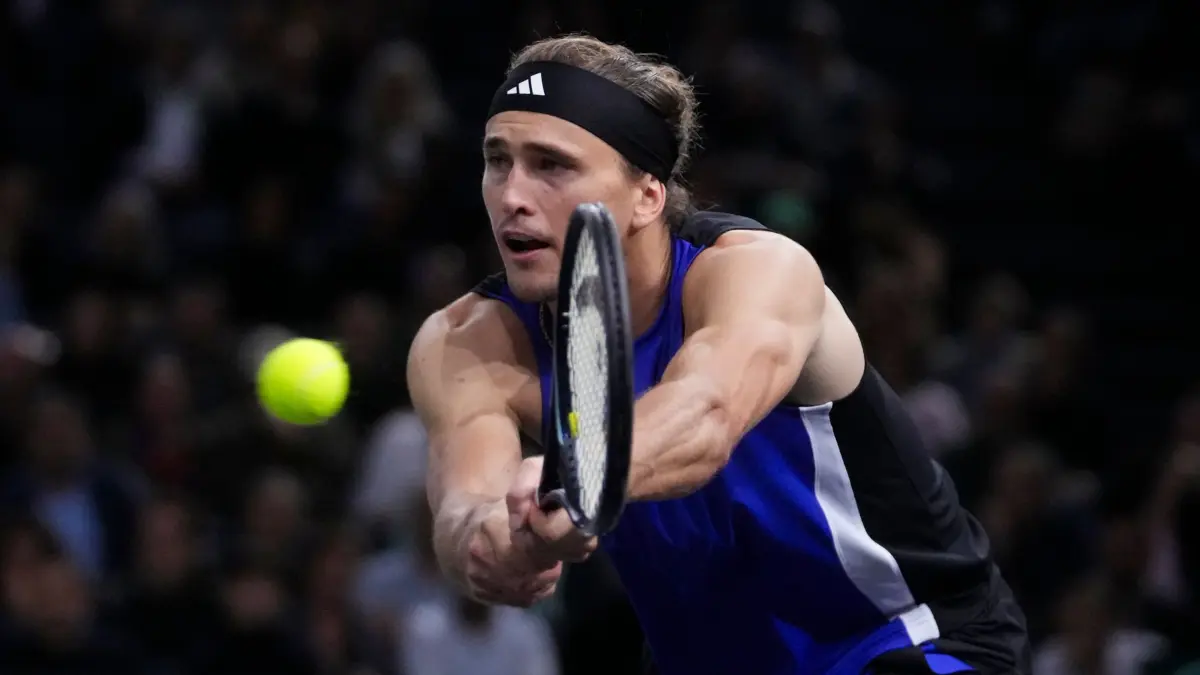 Alexander Zverev: ARCHIV - 02.11.2024, Frankreich, Paris: Tennis: ATP-Tour - Paris, Einzel, Herren, Halbfinale, Accor Arena: Der deutsche Alexander Zverev in Aktion gegen den Dänen H. Rune. (zu dpa: «Vor den ATP Finals: Warum Zverev auch schon an 2025 denkt») Foto: Thibault Camus/AP/dpa +++ dpa-Bildfunk +++