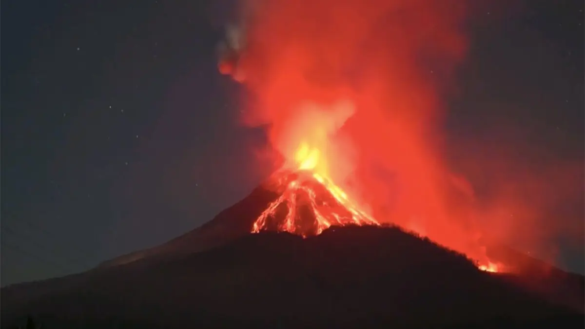 Vulkanausbruch in Indonesien: HANDOUT - 10.11.2024, Indonesien, Ost-Nusa Tenggara: Dieses vom indonesischen Zentrum für Vulkanologie und geologische Gefahrenabwehr (PVMBG) zur Verfügung gestellte Foto zeigt vulkanisches Material, das vom Vulkan Lewotobi Laki-Laki ausgestoßen wird. Foto: PVMBG/XinHua/dpa - ACHTUNG: Nur zur redaktionellen Verwendung und nur mit vollständiger Nennung des vorstehenden Credits +++ dpa-Bildfunk +++