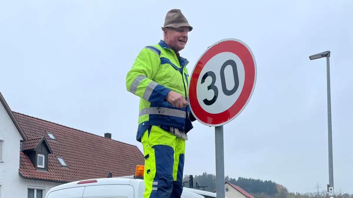 Roland Weller vom Gaildorf Bauhof montiert in der Seestraße ein Tempo 30-Schild.