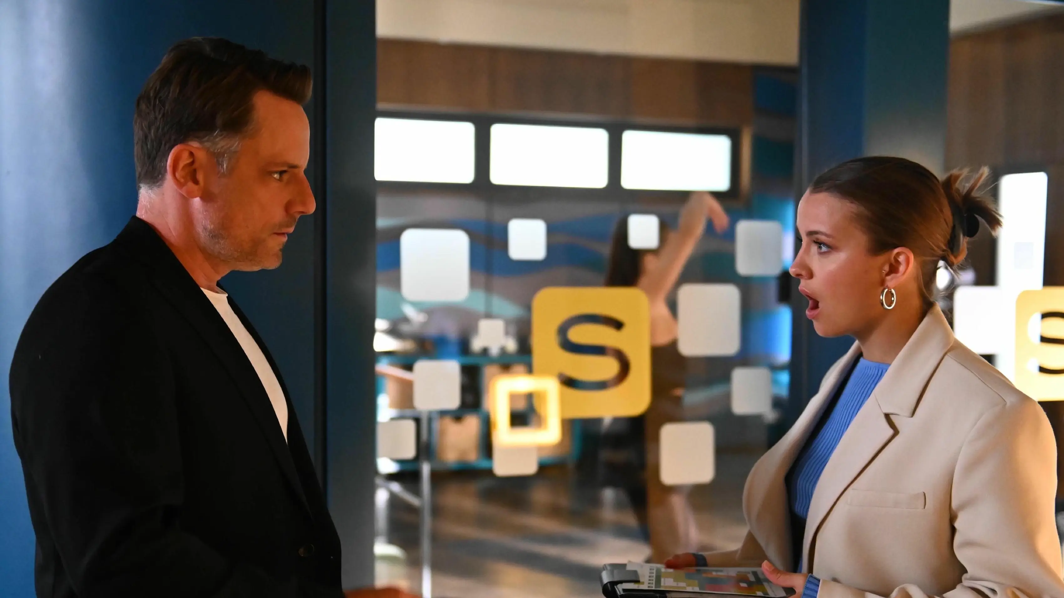 Justus (Matthias Brüggenolte) ahnt nicht, dass Lucie (Julia Wiedemann) ihn verdächtigt.