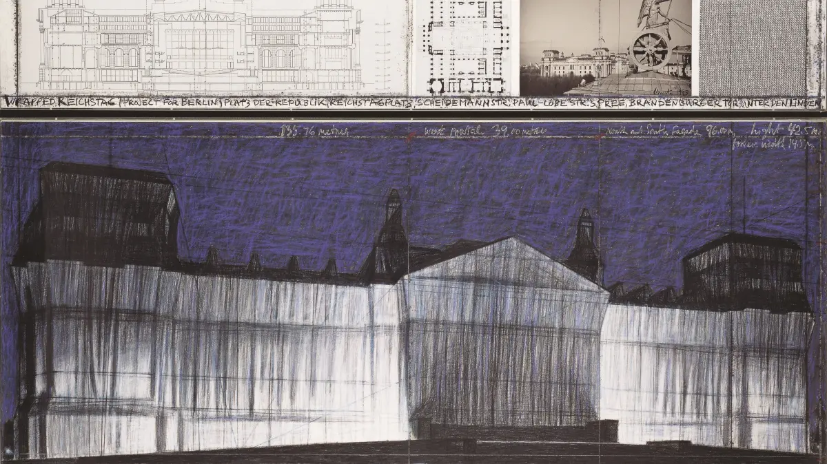Christo. Wrapped Reichstag, project for Berlin, 1993Zweiteilige Collage: Bleistift, Kohle, Pastell, Fotografie von Wolfgang Volz, Kreide, technische Daten und Stoffmuster39, 5 x 245,5 108 x 24,5 cmInv. 2230 Kunsthalle Würth