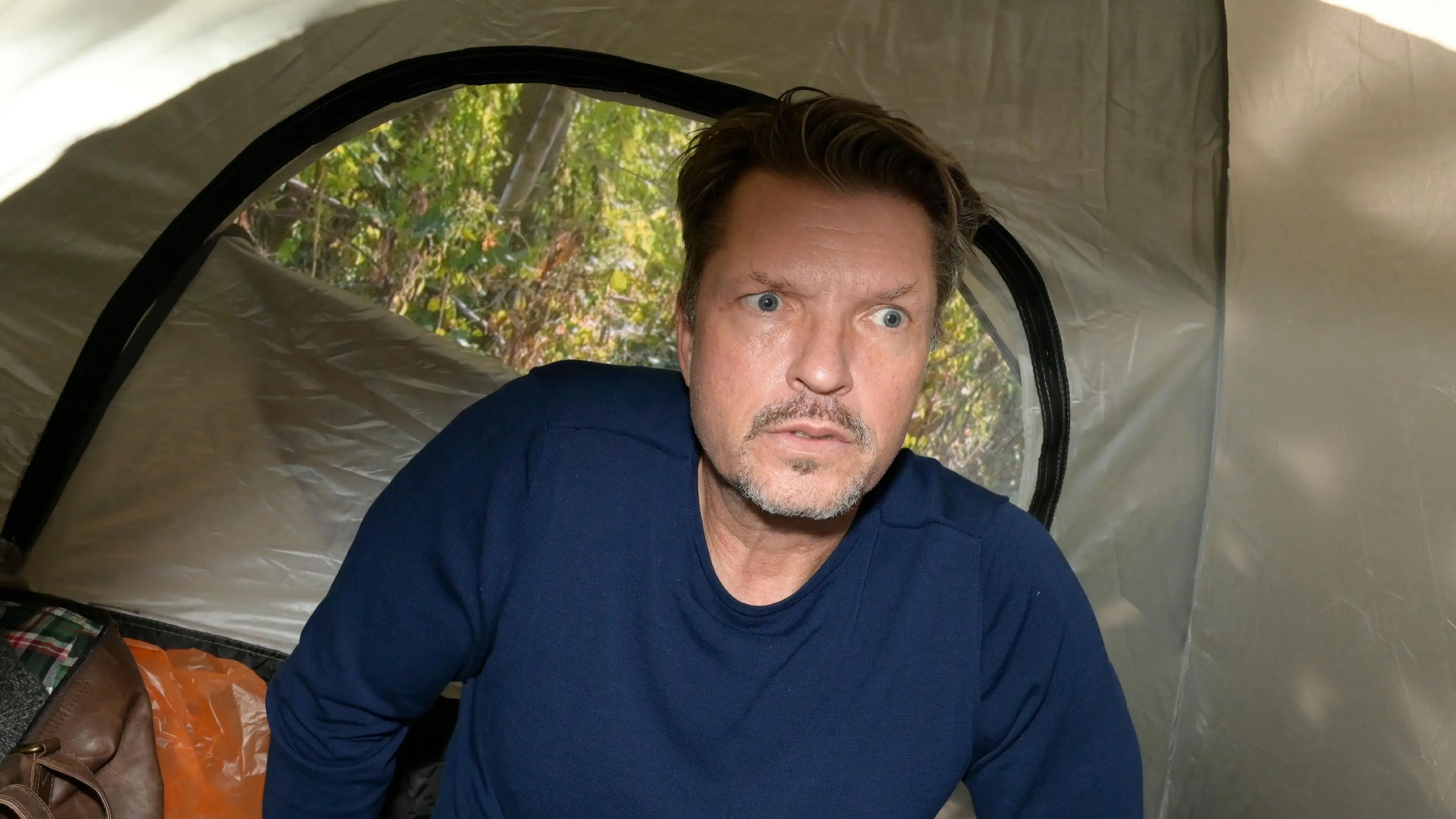 Lars (Hardy Krüger) befindet sich auf der Flucht.