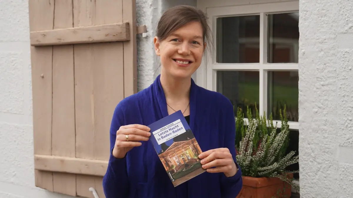 Sarah Tischer mit ihrem gerade veröffentlichten Kriminalroman.
