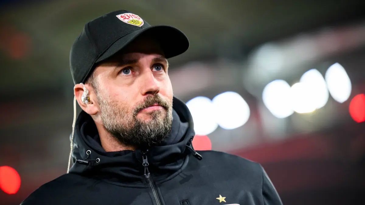 VfB Stuttgart - Eintracht Frankfurt: 10.11.2024, Baden-Württemberg, Stuttgart: Fußball: Bundesliga, VfB Stuttgart - Eintracht Frankfurt, 10. Spieltag, MHPArena. Stuttgarts Trainer Sebastian Hoeneß steht vor dem Spiel im Stadion. (zu dpa: «Pech und zu wenig Punkte: VfB lässt zu viel liegen») Foto: Tom Weller/dpa +++ dpa-Bildfunk +++