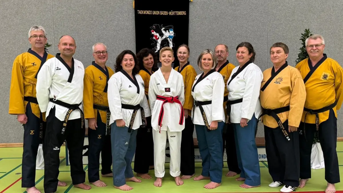Die erfolgreichen Taekwondokas des TSV Blaufelden (von links): Werner Hornung, Bernd Wiedmann, Frank Herzog, Susanne Busch, Carmen Deise, Leean Kraft, Petra Erhard, Manja Wiedmann, Walter Hufnagel, Eike Schick, Siegfried Kraft und Roland Pressler.