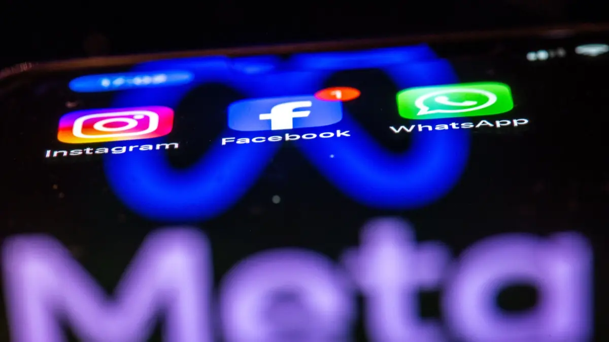 ILLUSTRATION - 16.05.2024, Mecklenburg-Vorpommern, Schwerin: ILLUSTRATION - Die Apps Instagram, Facebook und WhatsApp sind auf dem Display eines Smartphones zu sehen, indem sich das Logo des Internetkonzerns Meta spiegelt. Die Internetprogramme gehören zum Unternehmen Meta, der Dachmarke des Facebook-Konzerns. (zu dpa: «Meta: Weniger personalisierte Werbung auf Facebook und Insta») Foto: Jens Büttner/dpa +++ dpa-Bildfunk +++
