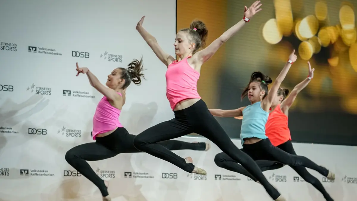 Verleihung der „Sterne des Sports“: ARCHIV - 29.01.2024, Berlin: Eine Gruppe junger Mädchen zeigt bei der Verleihung der «Sterne des Sports» ihr Können. Der Vereinswettbewerb «Sterne des Sports» ist eine Initiative des Deutschen Olympischen Sportbunds (DOSB) und der Volksbanken Raiffeisenbanken in Deutschland. Ausgezeichnet werden Sportvereine, die sich durch ihre ehrenamtliche Arbeit über das reine Sportangebot hinaus gesellschaftlich engagieren. (zu dpa: «Sportkinder Berlin e. V. gewinnt Großen Stern des Sports») Foto: Kay Nietfeld/dpa +++ dpa-Bildfunk +++