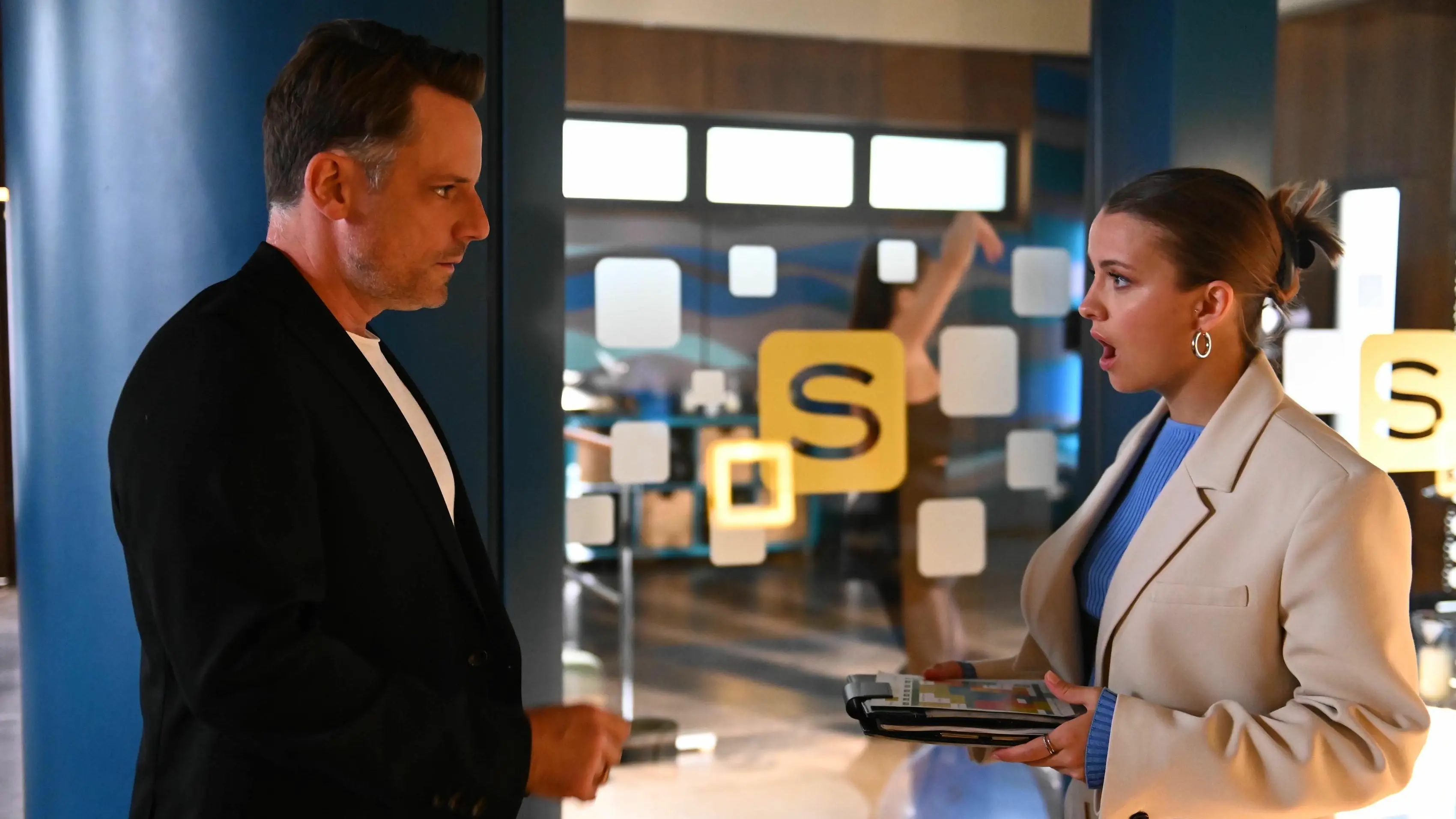 Justus (Matthias Brüggenolte) ahnt nicht, dass ihm Lucie (Julia Wiedemann) auf der Spur ist.