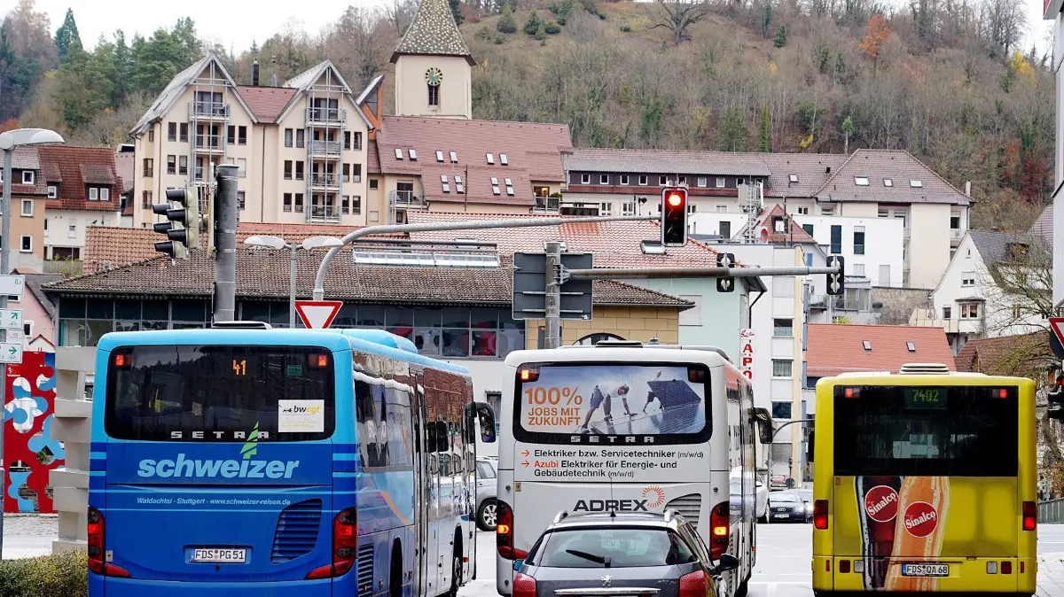 Schulbusse an der großen Dammstraßenkreuzung: Weil die meisten Schülerinnen und Schüler in den Teilorten wohnen, fahren sie mit dem Bus zur Schule.