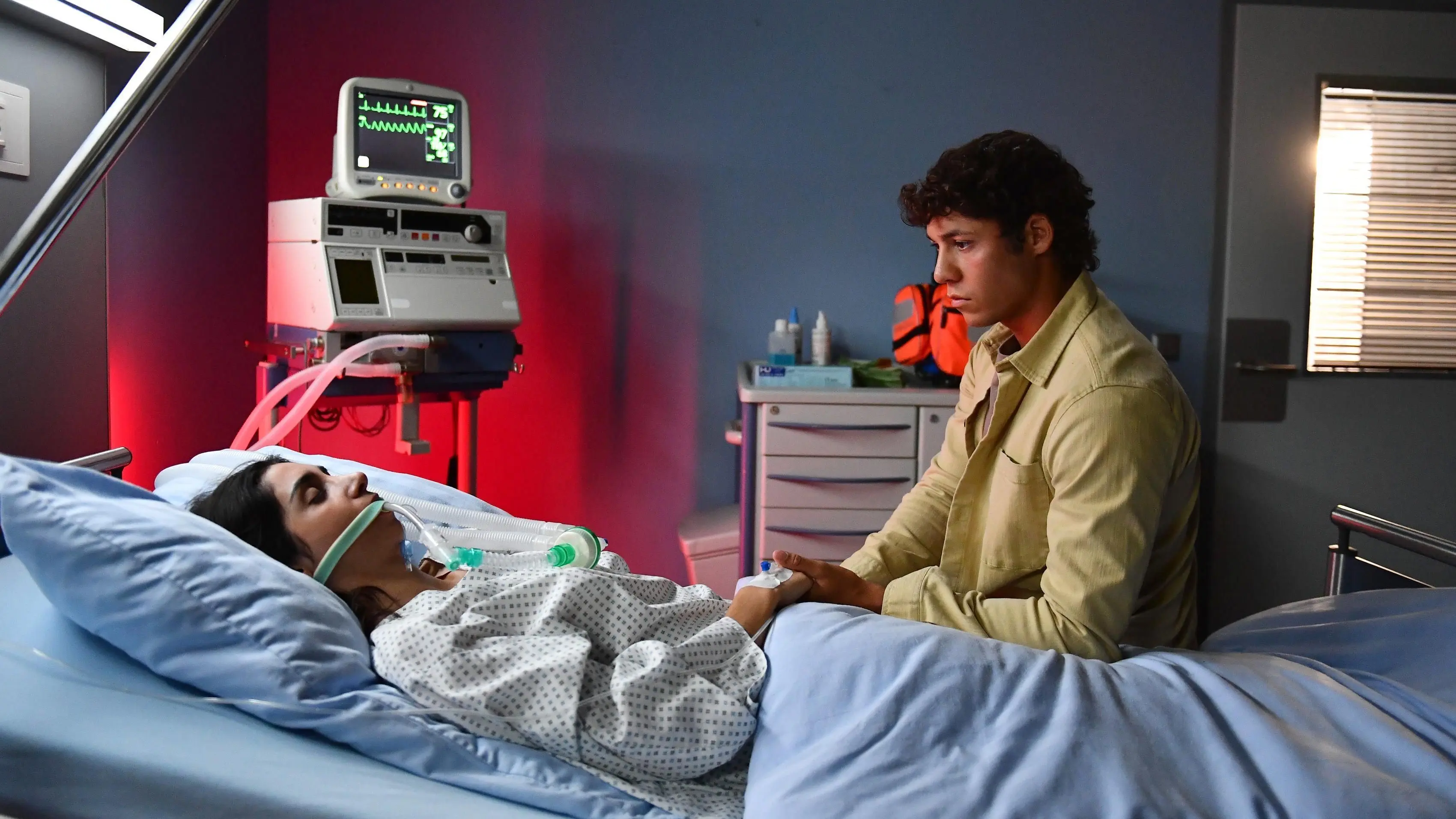 Alexander (Leon Klein) bangt um seine beste Freundin Leyla (Suri Abbassi).