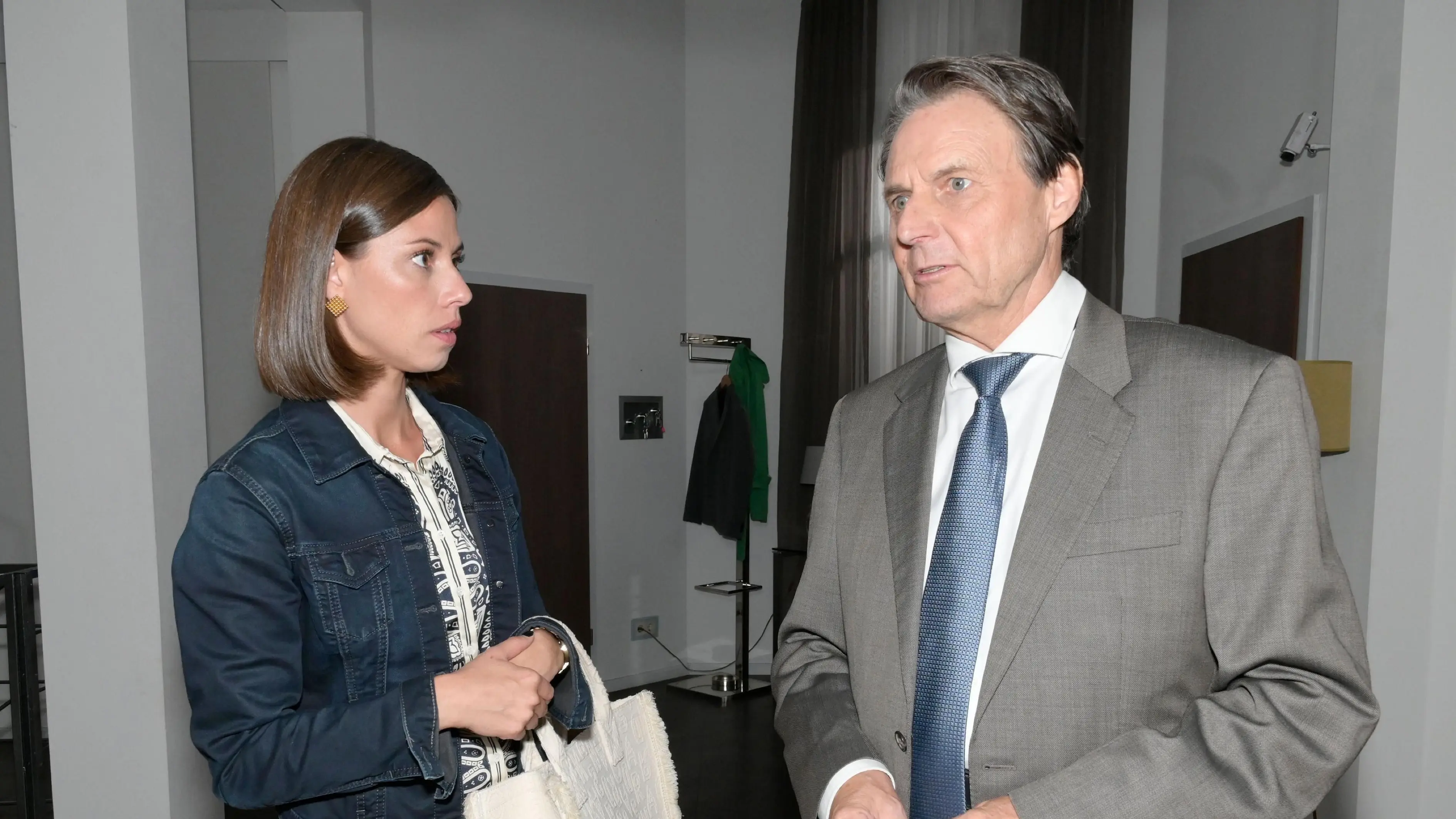 Matilda (Anna-Katharina Fecher) hat Zweifel, ob Jo Gerner (Wolfgang Bahro) ein guter Vater ist.