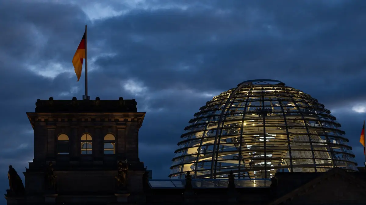 Reichstagsgebäude am Abend: 13.11.2024, Berlin: Blick auf das Reichstagsgebäude und dessen Kuppel am Abend. Foto: Hannes P. Albert/dpa +++ dpa-Bildfunk +++