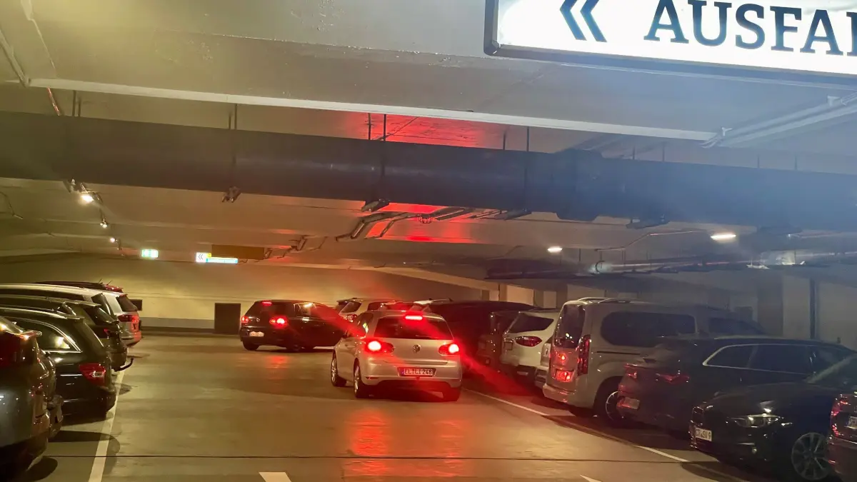Sackgasse: Wer reinfährt, muss auch wieder raus, irgendwie. Die Parkflächen in der Crailsheimer Rathaus-Tiefgarage sind zu klein, die Elektrik muss dringend erneuert werden.