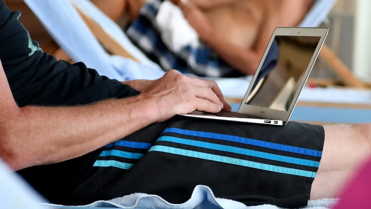 Ein Urlauber am Laptop: ARCHIV - Die Verbraucherzentralen bieten mit dem «Pauschalreise-Check» ein neues Online-Tool, das Urlauber bei Problemen mit Pauschalreisen unterstützt. (zu dpa: «Neues Tool hilft bei Pauschalreise-Ärger») Foto: Andrea Warnecke/dpa-mag - Honorarfrei nur für Bezieher des Dienstes dpa-Magazin +++ dpa-Magazin +++