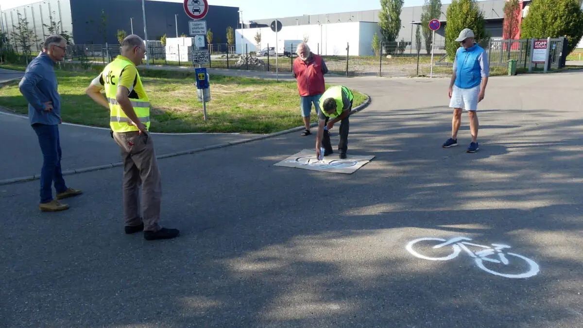 Radwegegruppe sprüht am Grasigen Weg Rottenburg