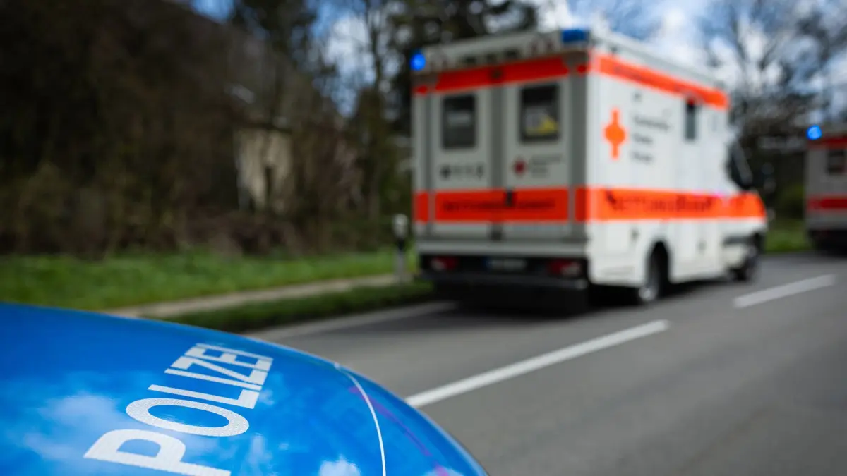 Melle, Deutschland 23. März 2024: Im Bild: Ein Einsatzfahrzeug, Streifenwagen, der Polizei steht mit Blaulicht und Schriftzug als Straßensperre auf einer Landstraße, im Vordergrund sieht man einen RTW, Rettungswagen an der Unfallstelle stehen. Landkreis Osnabrück Niedersachsen *** Melle, Germany March 23, 2024 In the picture An emergency vehicle, patrol car, of the police stands with blue lights and lettering as a roadblock on a country road, in the foreground you can see an ambulance, ambulance at the scene of the accident District of Osnabrück Lower Saxony Copyright: xFotostandx/xGelhotx