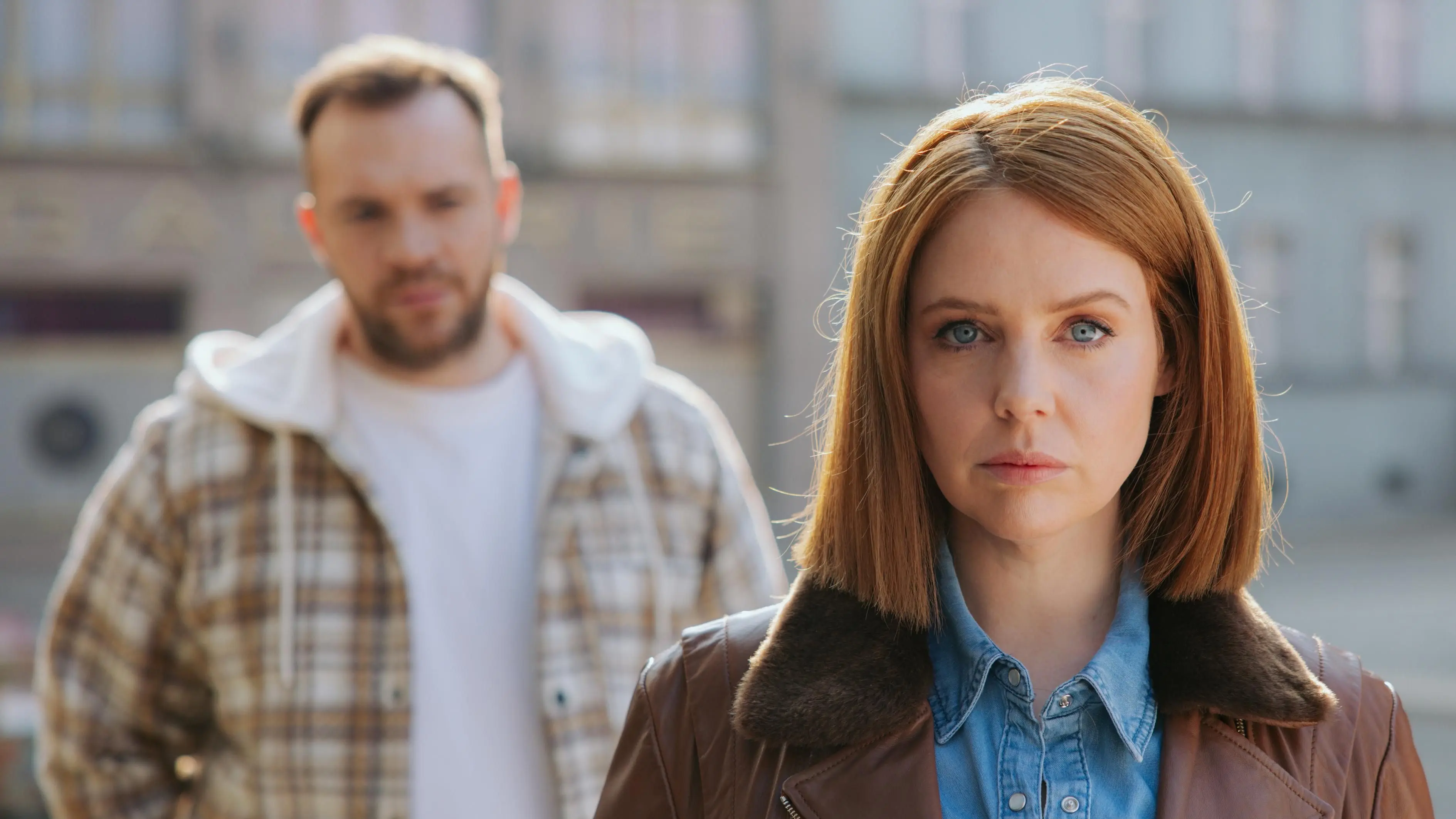 Erik (Patrick Heinrich) wird von der Polizei festgenommen. Seine Freundin Toni (Olivia Marei) ahnt zunächst nicht, dass ihr heimlicher Verehrer dahintersteckt.