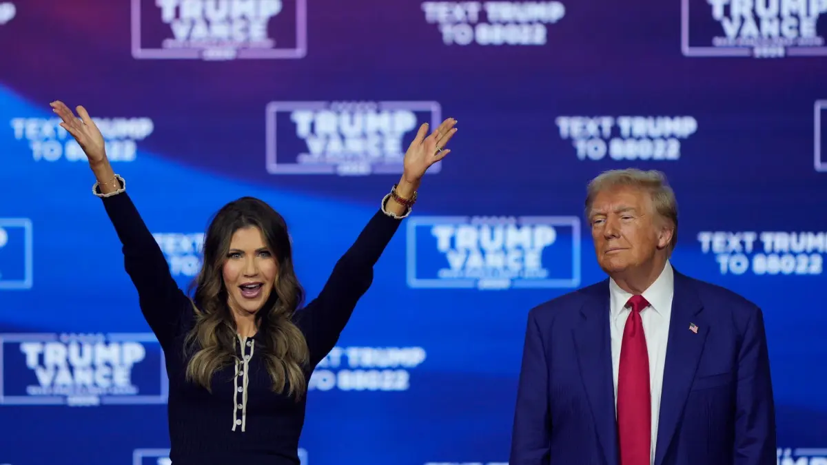 Kristi Noem: ARCHIV - 14.10.2024, USA, Oaks: Der republikanische Präsidentschaftskandidat, der ehemalige US-Präsident Donald Trump und die Gouverneurin von South Dakota, Kristi Noem, tanzen zu dem Lied "Y.M.C.A." bei einer Wahlkampfveranstaltung im Greater Philadelphia Expo Center & Fairgrounds. Foto: Matt Rourke/AP/dpa +++ dpa-Bildfunk +++