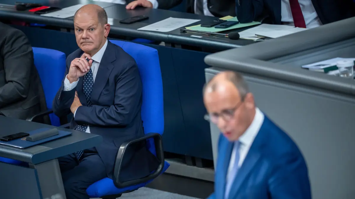 Bundestag: ARCHIV - 16.10.2024, Berlin: Bundeskanzler Olaf Scholz (SPD,l), verfolgt die Rede von Friedrich Merz, CDU Bundesvorsitzender und CDUCSU Fraktionsvorsitzender im Bundestag, nach seiner Regierungserklärung zum EU-Gipfel im Bundestag. (zu dpa: «Bühne frei für gut 100 Tage harten Wahlkampf») Foto: Michael Kappeler/dpa +++ dpa-Bildfunk +++