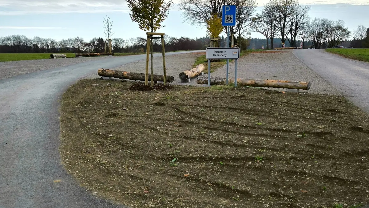 Der neue Parkplatz Heersberg mit Grünflächen zum Schutze der Baumwurzeln und die Trockentoilette.