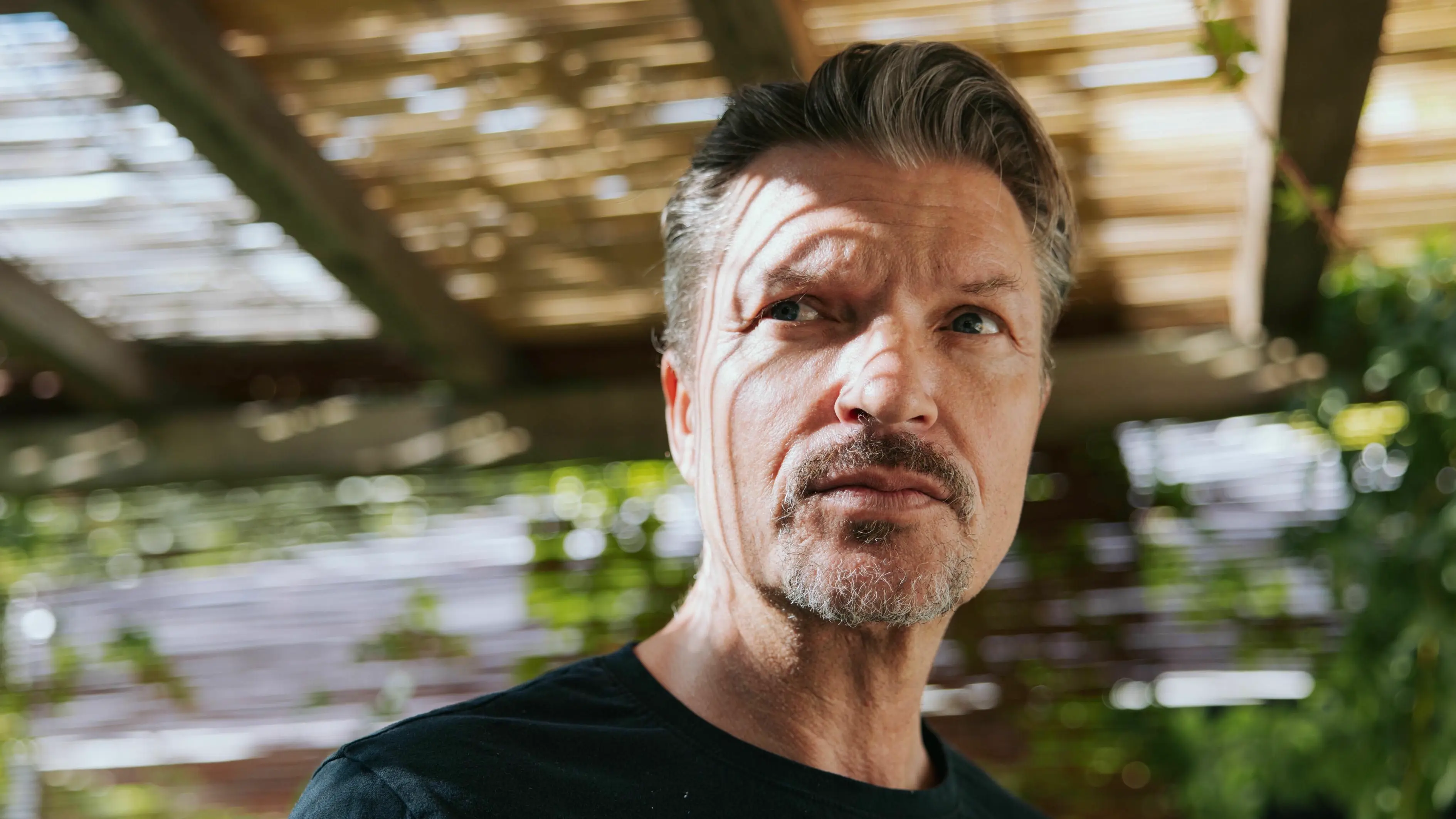 Lars Seefeld (Hardy Krüger) taucht plötzlich in Spanien auf.