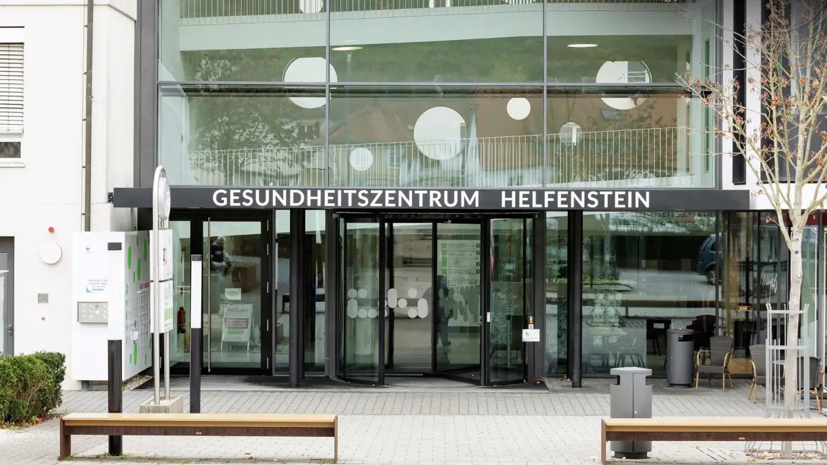 Eingangsbereich des Gesundheitszentrums Helfenstein bei der ehemaligen Helfenstein Klinik in Geislingen an der Steige.