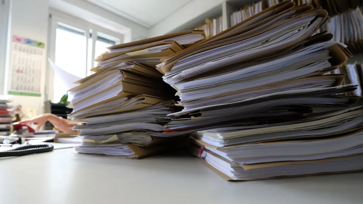 Aktenordner stapeln sich: ARCHIV - 29.07.2019, Baden-Württemberg, Stuttgart: Akten liegen auf einem Tisch (Illustration). (zu dpa: «Ifo: Bürokratie kostet 146 Milliarden an Wirtschaftsleistung») Foto: Bernd Weißbrod/dpa +++ dpa-Bildfunk +++