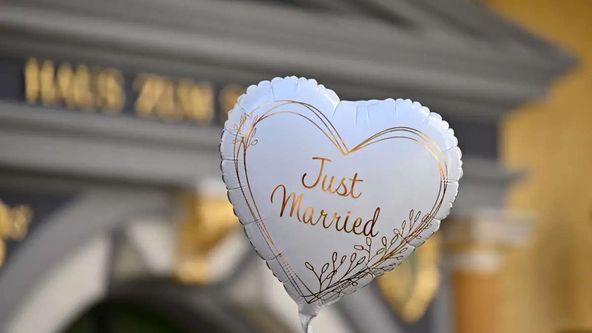 Ein Luftballon in Herzform mit dem Aufdruck "Just Married" vor dem Portal des "Haus zum Sonneborn" aus dem 16. Jahrhundert. Es ist das Hochzeitshaus und Standesamt von Erfurt. Viele Standesämter in Thüringen bieten ungewöhnliche Orte für Trauungen an. Die deutliche Mehrzahl der Paare entscheidet sich aber für eine standesamtliche Trauung in den Räumen des Standesamts, wie eine Umfrage der Deutschen Presse-Agentur ergeben hat. +++ dpa-Bildfunk +++