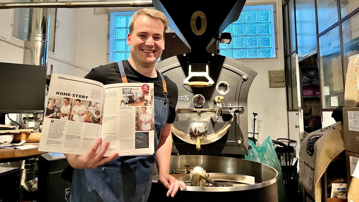 Marius Geiselhart freut sich, dass seine Röstschmiede in der Fachpresse Widerhall findet.