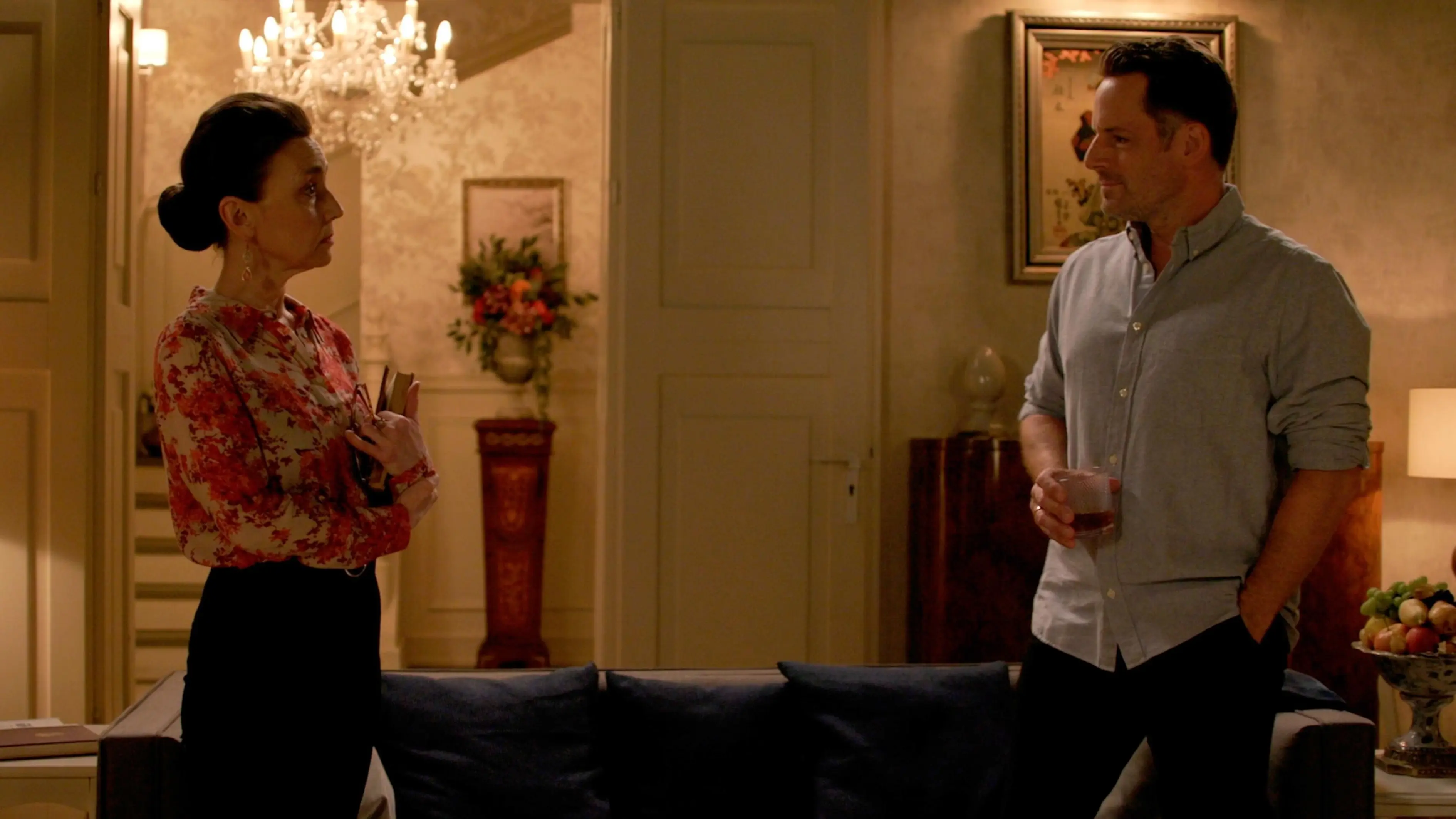 Simone (Tatjana Clasing) setzt Justus (Matthias Brüggenolte) unter Druck.