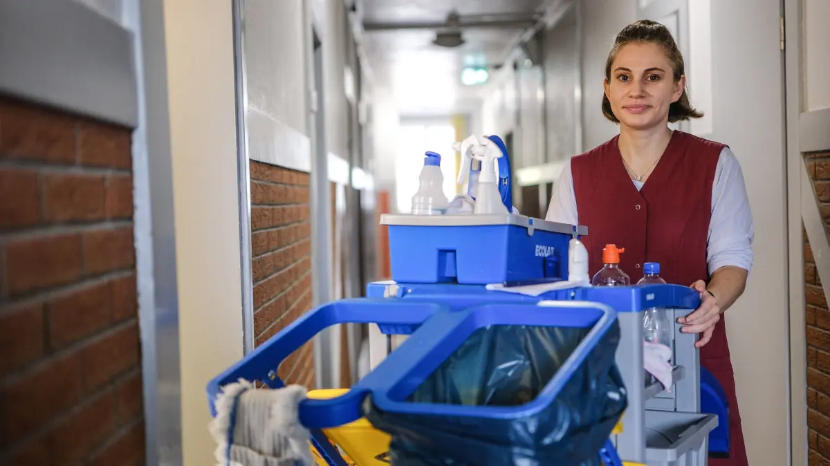 In der Herberge Goslar arbeiten Menschen mit und ohne Behinderung: Mitarbeiterin Anna arbeitet als Putzkraft in der Jugendherberge Goslar (Foto vom 28.10.2024). In der Jugendherberge Goslar wird Inklusion gelebt. 41 Prozent der Beschaeftigten haben eine Behinderung. Das ist keine Selbstverstaendlichkeit. Mehr als ein Viertel der dazu verpflichteten Betriebe beschaeftigt keine Menschen mit Handicap. (Siehe epd-Feature vom 14.11.2024)