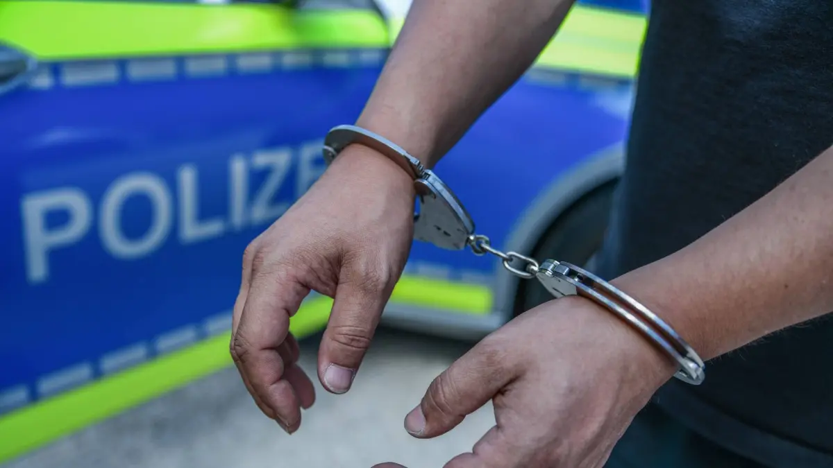 Themenbilder Polizei, 10.08.2022, Baden-Württemberg, Heubach: Polizei, Streifenwagen, Polizistin mit Handschellen, Festnahme, Handschliessen, Anhaltestab, Dienstwappen, Funkgerät, Schusswaffe im Holster. Heubach Baden-Württemberg Deutschland Heubach *** Theme images police, 10 08 2022, Baden Württemberg, Heubach police, patrol car, policewoman with handcuffs, arrest, handcuffs, baton, service emblem, radio, firearm in holster Heubach Baden Württemberg Germany Heubach Copyright: x xonw-imagesx/xMariusxBullingx
