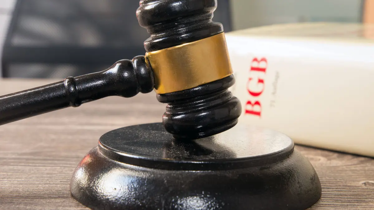 Symbolbild Gerichtsverhandlung: Nahaufnahme von einem Richterhammer und BGB (Bürgerliches Gesetzbuch) *** Symbol image c: Symbolbild Gerichtsverhandlung: Nahaufnahme von einem Richterhammer und BGB Bürgerliches Gesetzbuch *** Symbol image court hearing close up of a judge hammer and BGB civil code Copyright: xx
