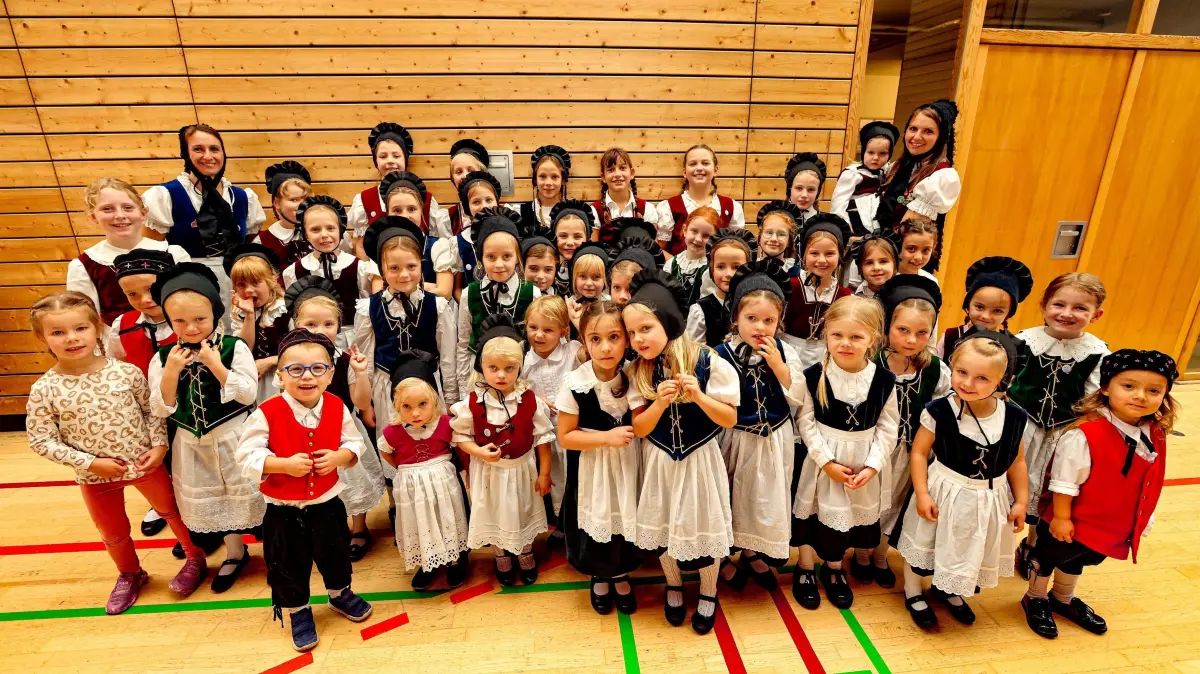 Die Kindertrachtengruppe ist auf eine stattliche Anzahl angewachsen