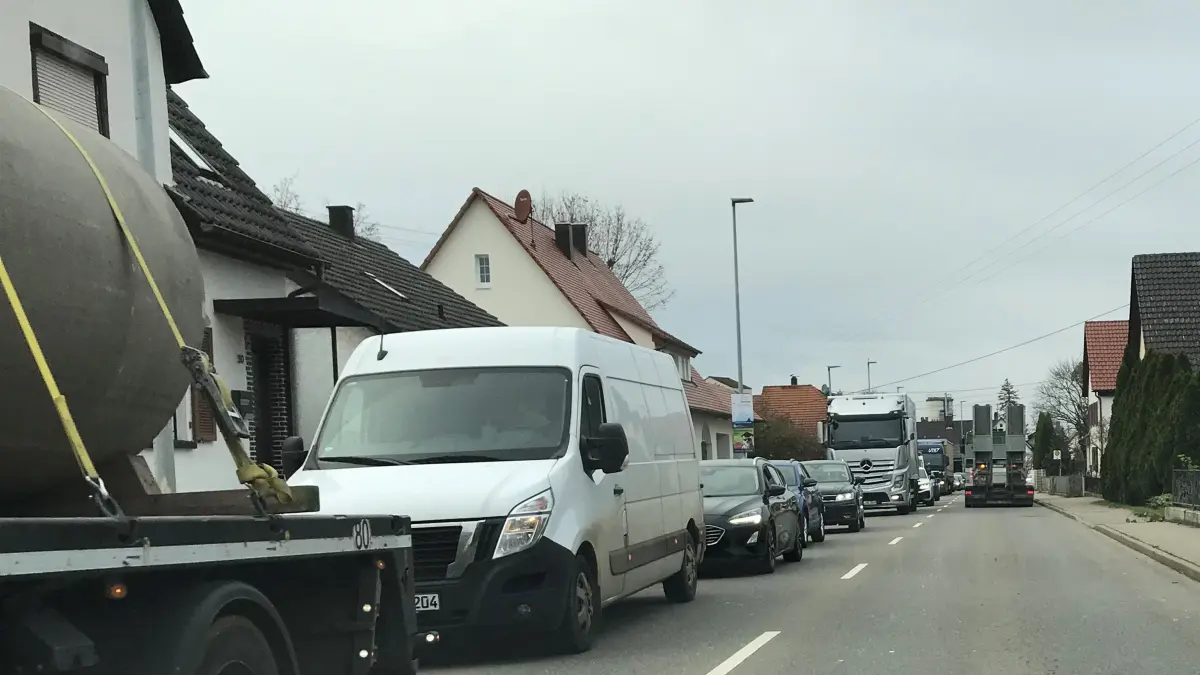 Auch lange nach der Mittagszeit ging im Killertal am Donnerstag nichts oder nur ganz, ganz langsam. Die Bergungsarbeiten wegen des Unfalls bei Jungingen bedeuteten, dass sich die Fahrzeuge durch ganz Schlatt (Bild) und weit talaufwärts stauten.