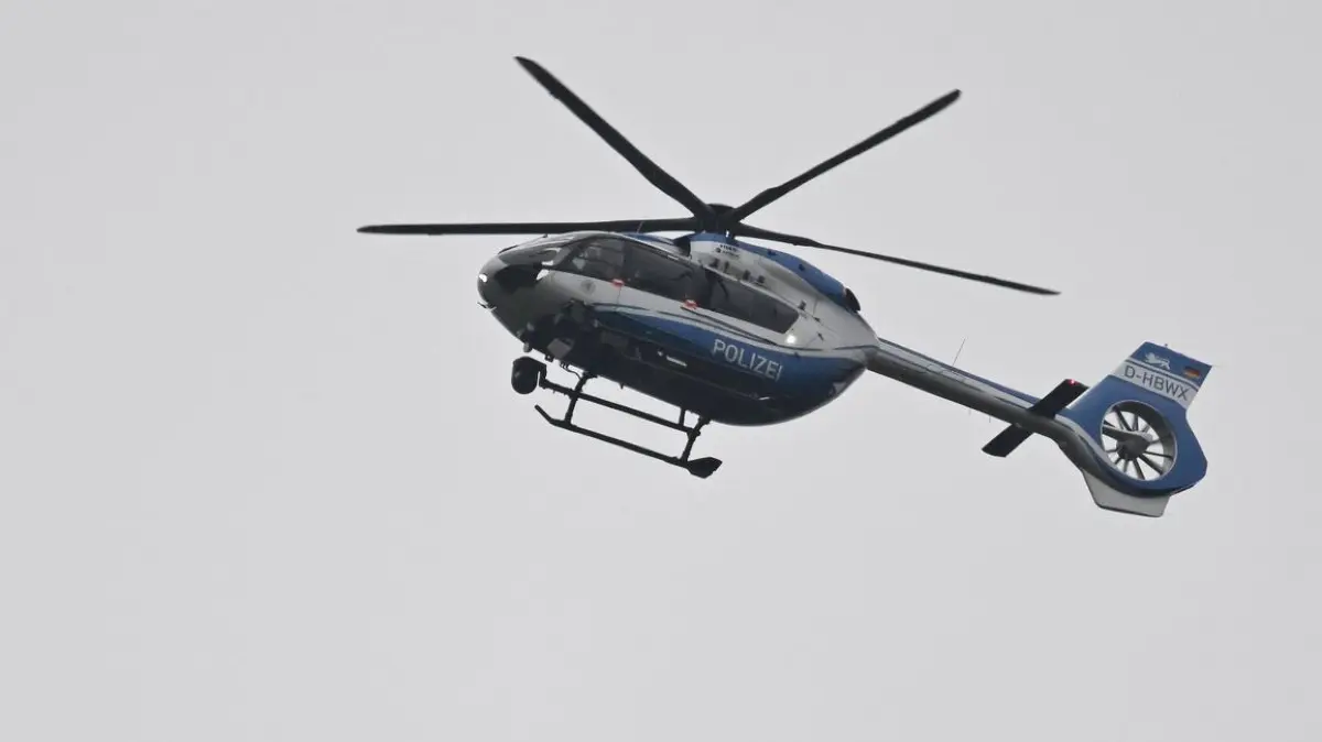 Tote in Esslingen: 14.11.2024, Baden-Württemberg, Eßlingen: Ein Hubschrauber der Polizei kreist über der Innenstadt von Esslingen. In Esslingen läuft ein größerer Polizeieinsatz. Nach ersten Angaben der Beamten gibt es zwei Tote und einen Verletzten. Eine Person wurde von einem Balkon gerettet. Foto: Bernd Weißbrod/dpa +++ dpa-Bildfunk +++