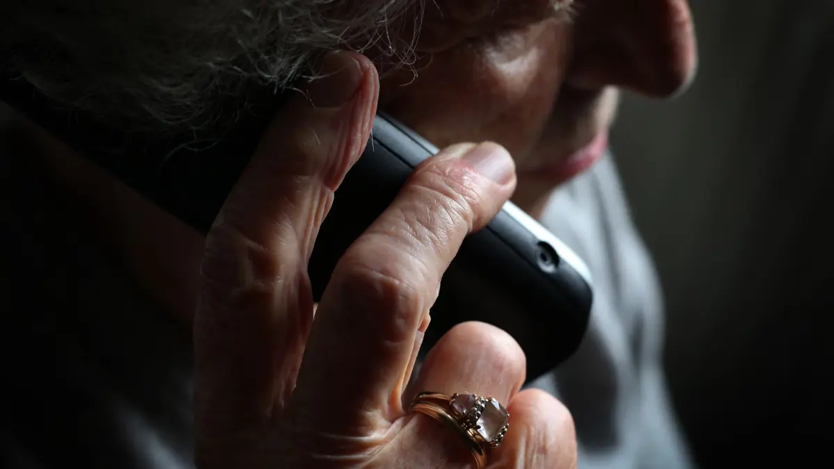 ARCHIV - 11.10.2019, Bayern, Würzburg: Eine ältere Frau telefoniert mit einem schnurlosen Festnetztelefon. In Hessen werden viele Seniorinnen und Senioren durch den sogenannten Enkeltrick oder Schockanruf um ihr Erspartes gebracht. (zu dpa: "Die Masche mit der Angst: Telefonbetrüger setzen auf Panik bei Opfern") Foto: Karl-Josef Hildenbrand/dpa +++ dpa-Bildfunk +++