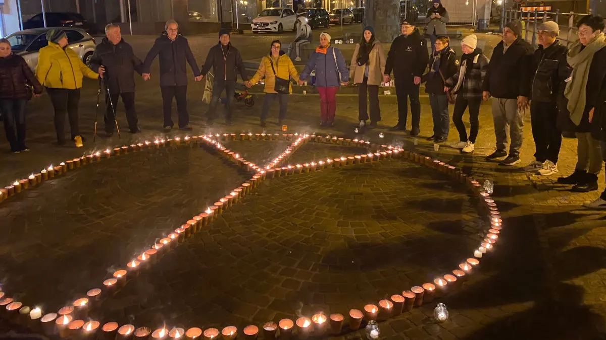 Ein Friedenssymbol aus Kerzen und eine Menschenkette drumherum: Gut 60 Hechingerinnen und Hechinger haben am Donnerstagabend ein Zeichen für Frieden und Solidarität gesetzt.
