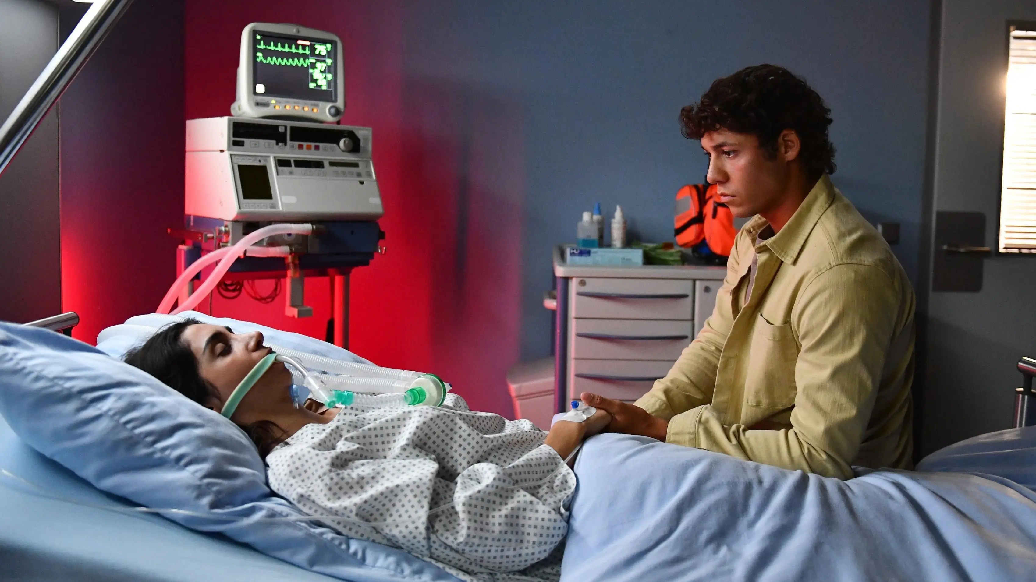 Alexander (Leon Klein) bangt um seine beste Freundin Leyla (Suri Abbassi), die einen Herzstillstand erlitten hat.